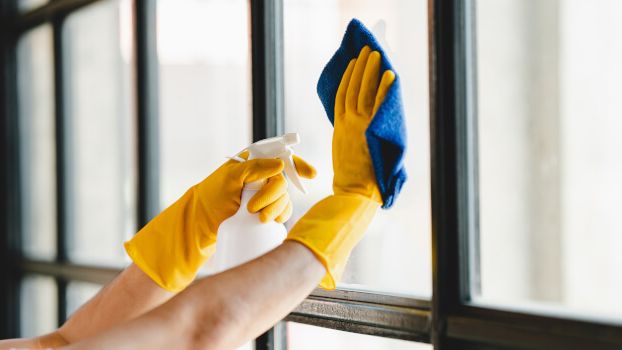 Tenaga cuci kendaraan, jendela, binatu, dan tenaga kebersihan dengan tangan lainnya 